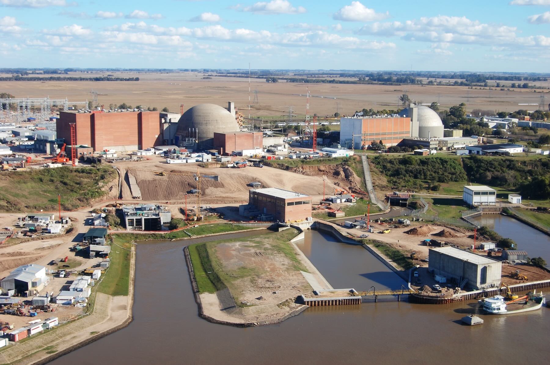 Medidas de seguridad en las centrales nucleares Atucha y Embalse ante posibles inundaciones