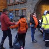 Imagen de Cortés y funcionarios limpiaron las calles de Bariloche tras los festejos de la Semana de la Juventud