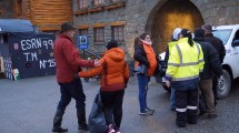 Imagen de Cortés y funcionarios limpiaron las calles de Bariloche en el primer día de la Semana de la Juventud