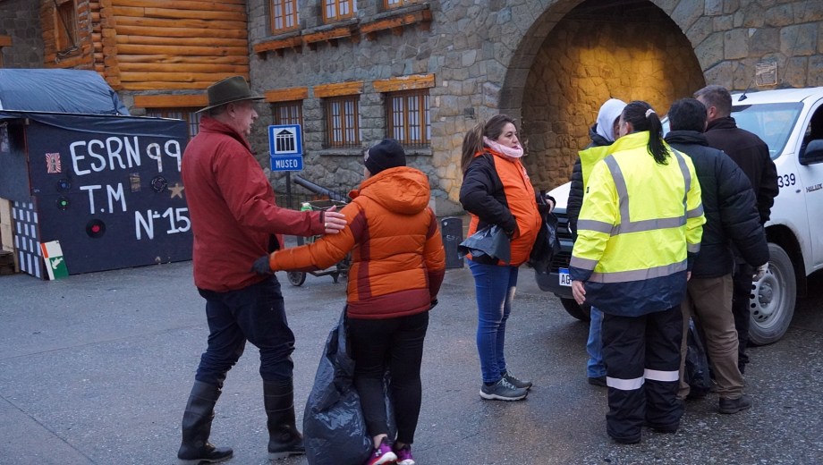 El intendente de Bariloche encabezó este sábado a la madrugada un operativo de limpieza en el Centro Cívico.