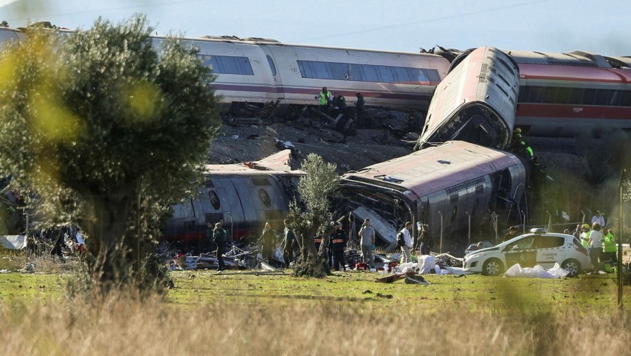 Confirman un argentino entre los muertos y buscan a otro pasajero.