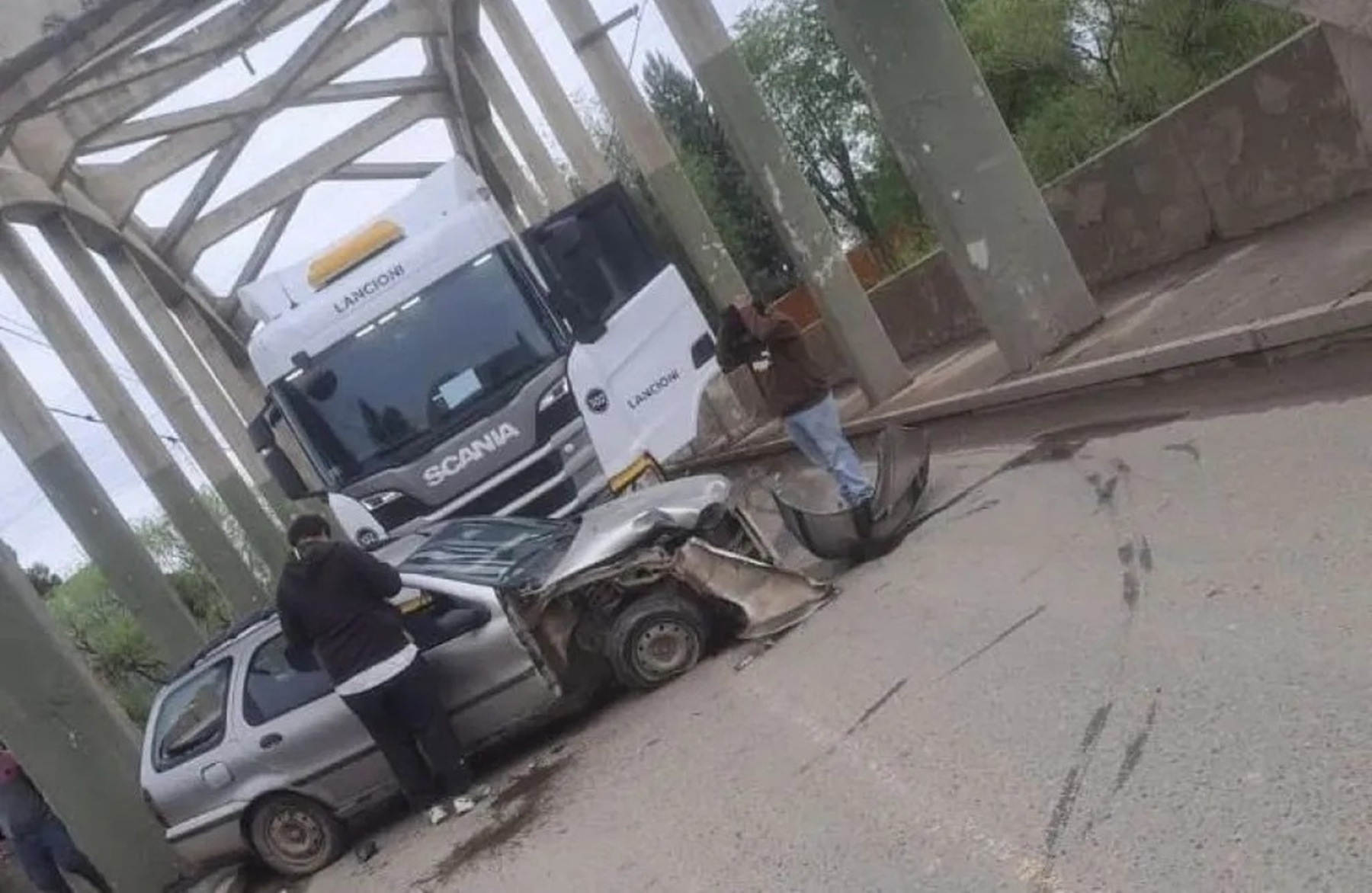 Accidente entre auto y camión causa caos en el acceso a Cipolletti