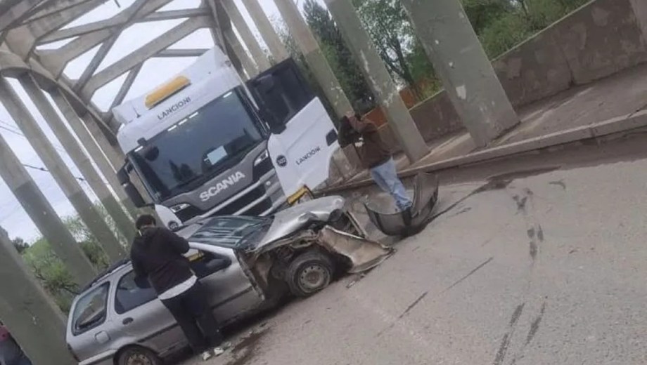 Un auto y un camión chocaron en el puente carretero. Gentileza.