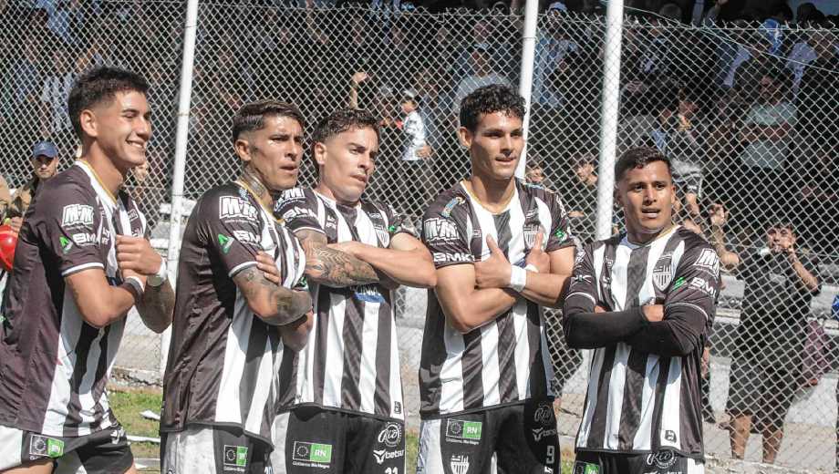 Cipolletti brilló y goleó 6 a 1 a Sol de América en La Visera. (Foto: Oscar Livera)