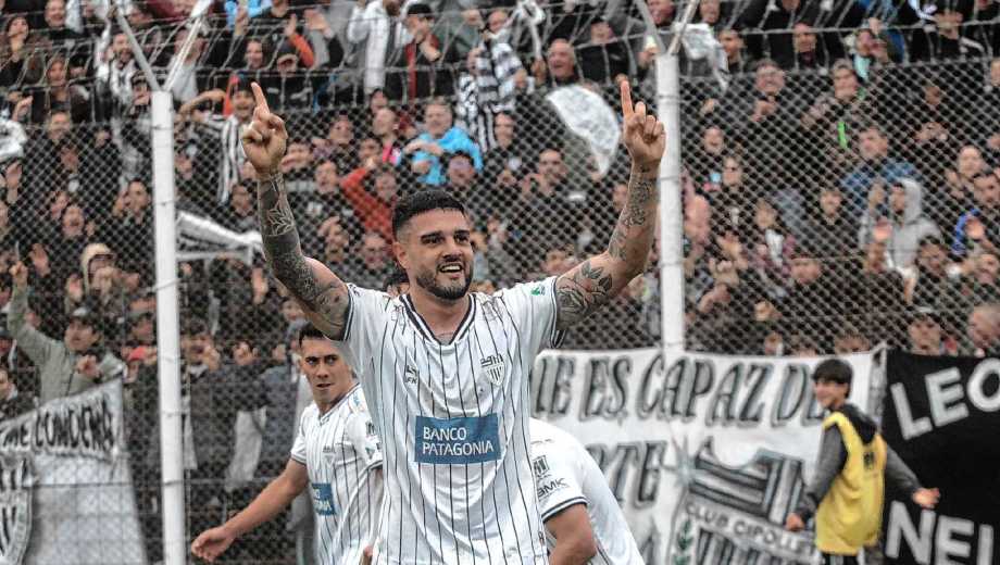 Cipolletti le ganó a Alvarado con un gol de Cristian González. (Foto: Oscar Livera)