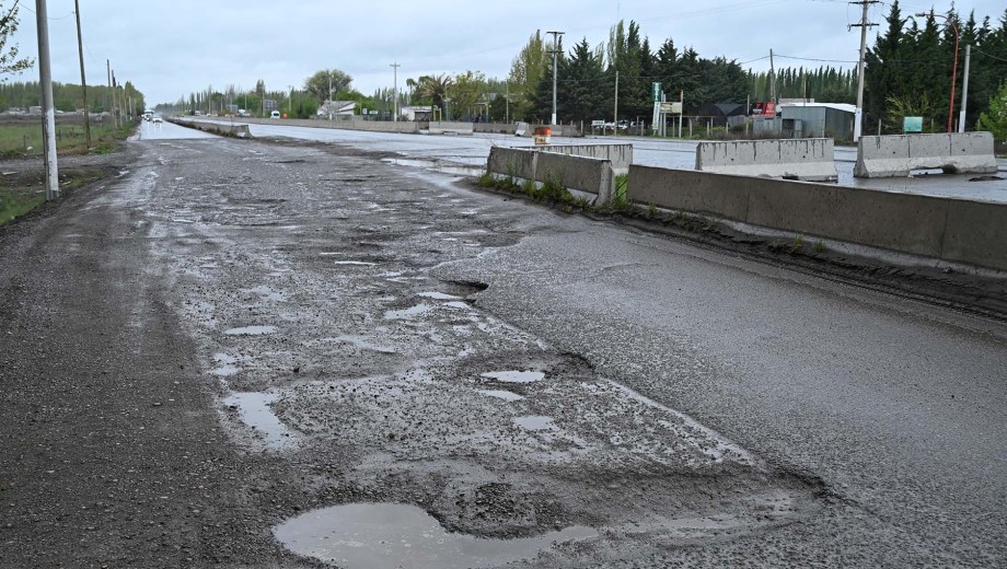 Una de los sectores más deteriorados: Puente 83 en Cipolletti. (Foto: Florencia Salto)
