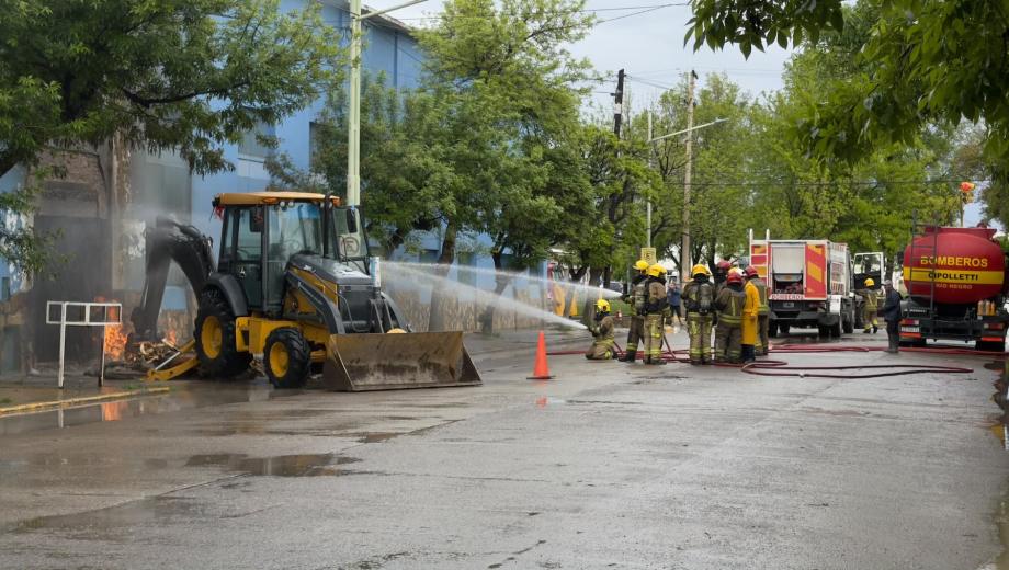 Bomberos y policía trabajaron en calle Sáenz Peña tras la rotura del caño de gas. (Foto: gentileza)