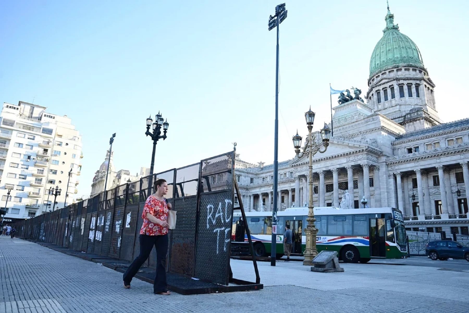 El Gobierno busca capitalizar la sesión fallida por el DNU 70 y llevar el proyecto de Malvinas a Diputados