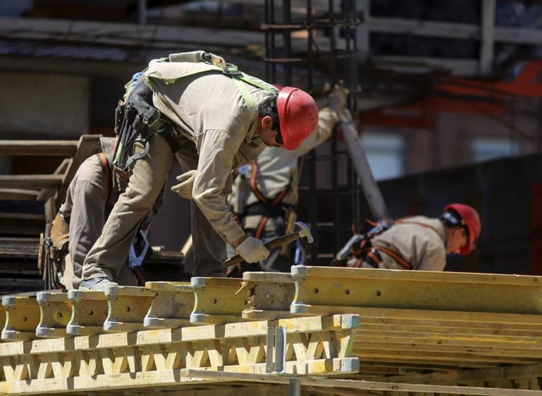 Mejoras en construcción e industria en agosto, pero caídas anuales persisten
