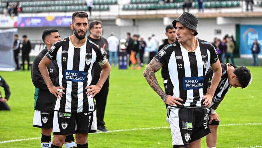 El dolor de los jugadores de Cipolletti luego de perder la final por el ascenso. (Foto: Luis Amaolo)