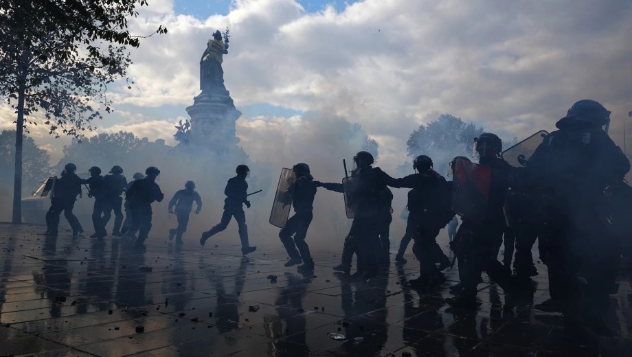 Policías antidisturbios avanzan entre gases lacrimógenos en la plaza de la República, en París, durante los choques del fin de semana. (Foto: AP)