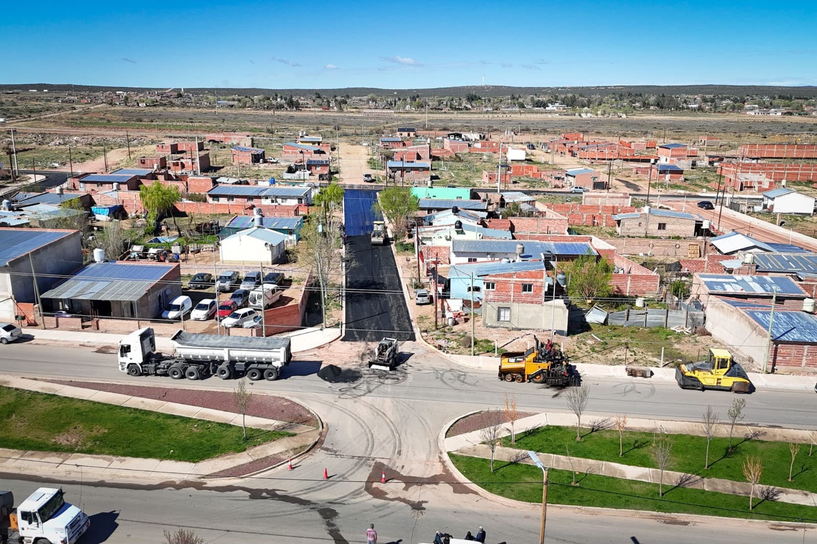 Avanza el plan de asfalto en Cutral Co con ocho manzanas en el barrio Brentana