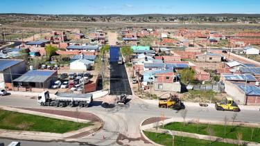 El plan de asfalto completa ocho manzanas al sur de Cutral Co