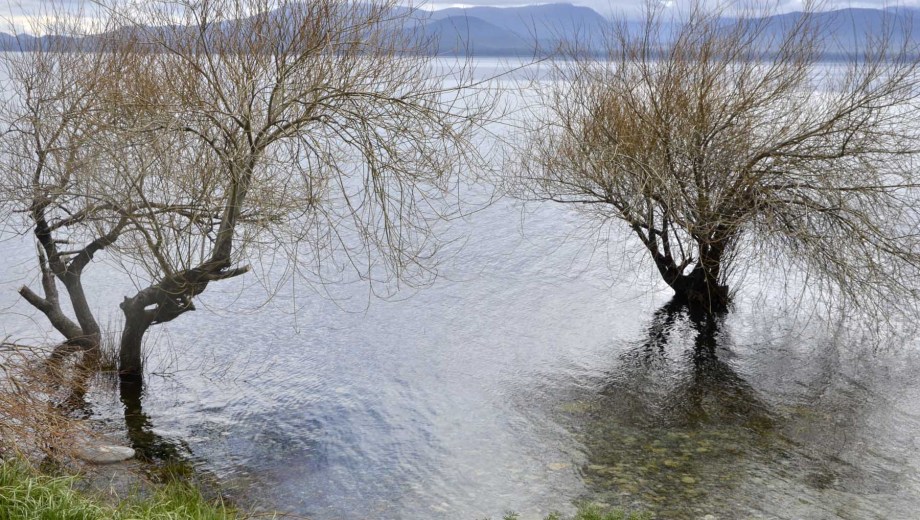 El lago Nahuel Huapi alcanzó un máximo de 2,36 metros, de acuerdo al hidrómetro de la Autoridad Interjurisdiccional de Cuencas. Foto: Chino Leiva