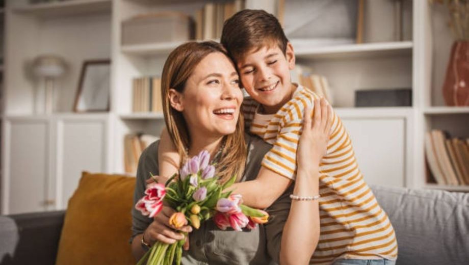 Día de la Madre en octubre 2026.-