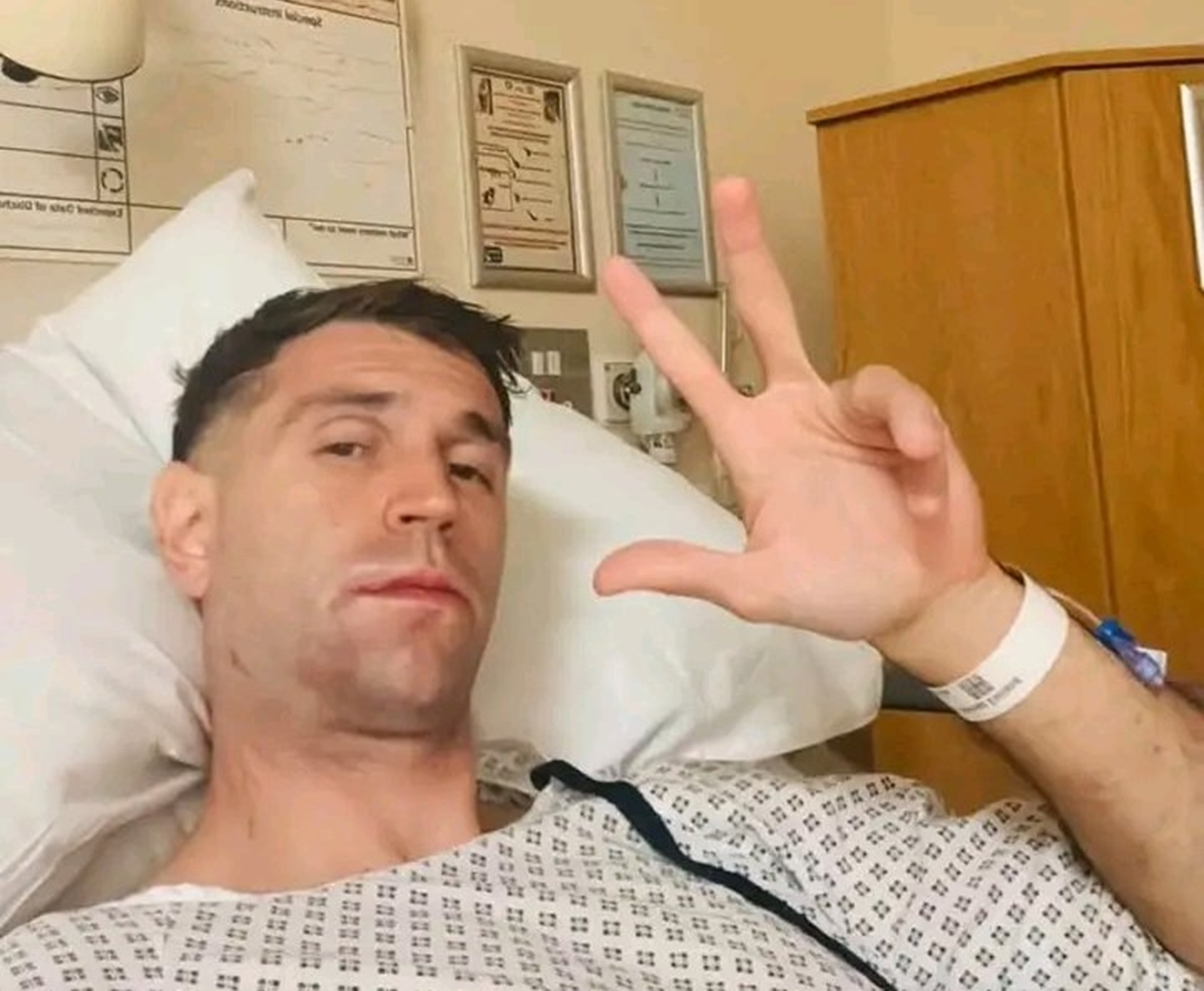 Dibu Martínez avanza en su recuperación tras cirugía por fractura de mandíbula