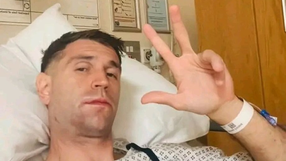 Dibu Martínez en la clínica, donde se recupera de la fractura de maxilar.