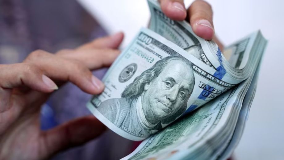 Dólar oficial hoy: qué valores fija el Banco Nación.-