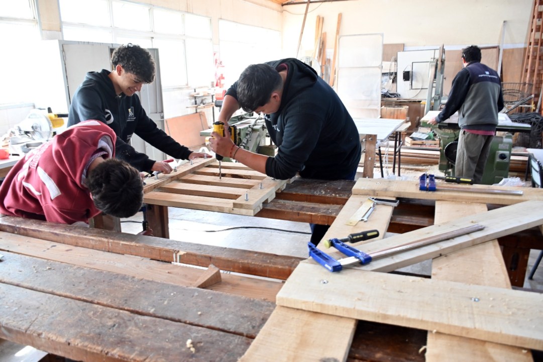 El trabajo en los talleres permite aplicar los conocimientos técnicos a proyectos concretos de la institución. Foto: Marcelo Ochoa.
