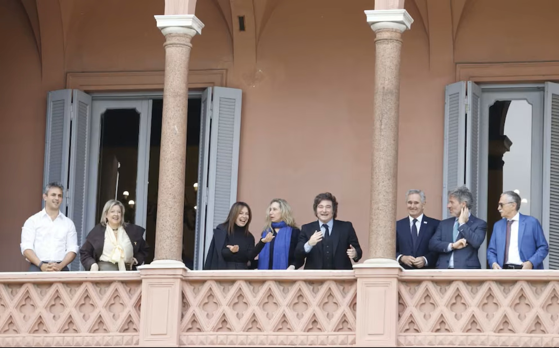 Javier Milei definió líneas para las elecciones 2027 ante su Gabinete: saludos desde el balcón y silencio por el triunfo de Lula