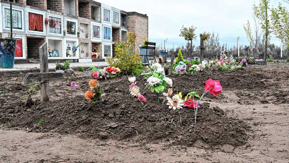 Por la tarde, los trabajadores del cementerio habían recompuesto las sepulturas objeto de la investigación (foto Cecilia Maletti)