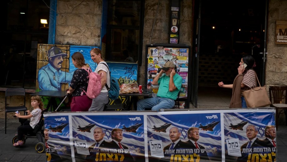 Afiches del Likud con Netanyahu y Trump en Jerusalén, un día después de las elecciones. (Foto: AP)