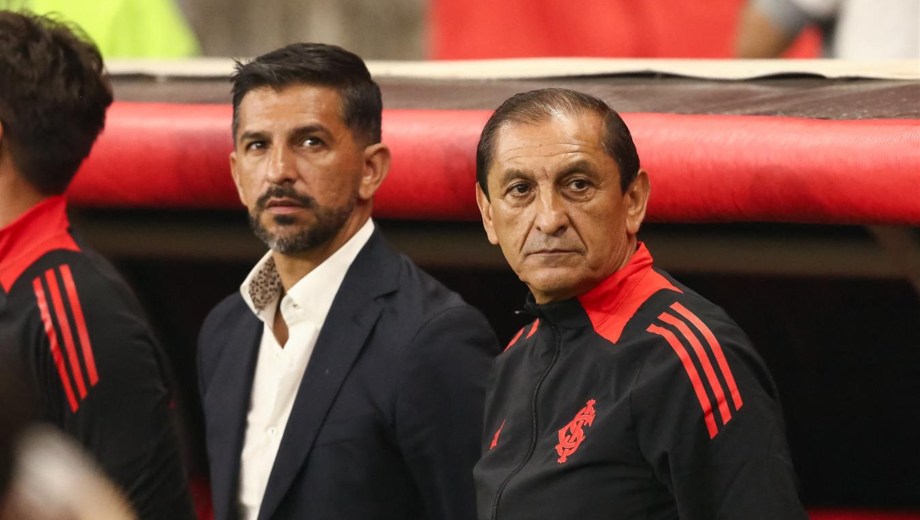 Ramón Díaz con su hijo Emiliano, en su última experiencia como entrenador en Internacional de Porto Alegre. (Archivo)