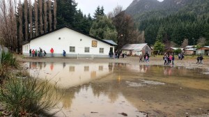 En Bariloche, la escuela 129 reclama un espacio de usos múltiples: «están apiñados en los pasillos»