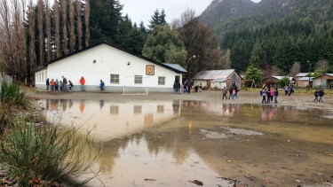 En Bariloche, la escuela 129 reclama un espacio de usos múltiples: «están apiñados en los pasillos»