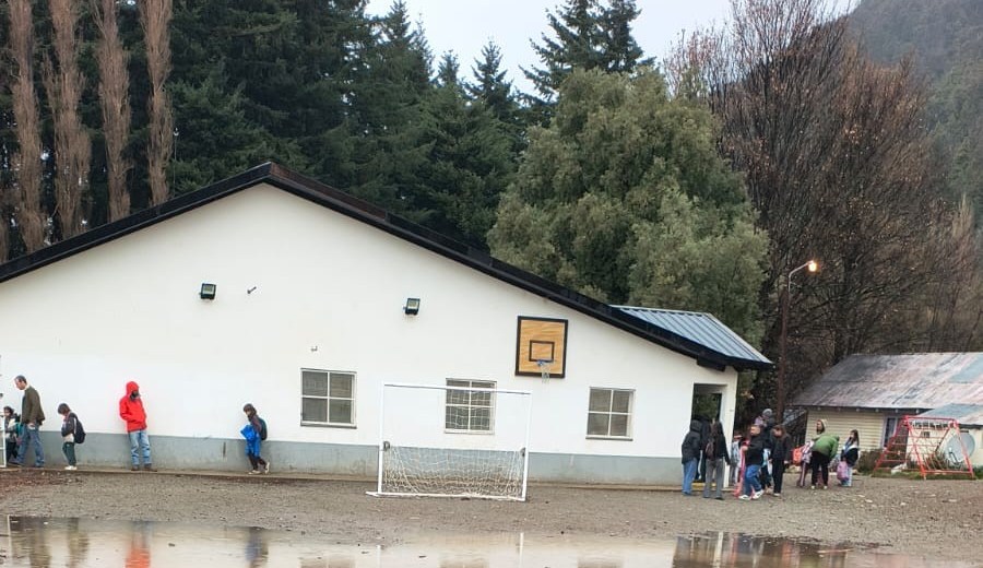 Cuando llueve, los chicos y chicas de la escuela 129 se quedan sin patio. Foto: Gentileza.