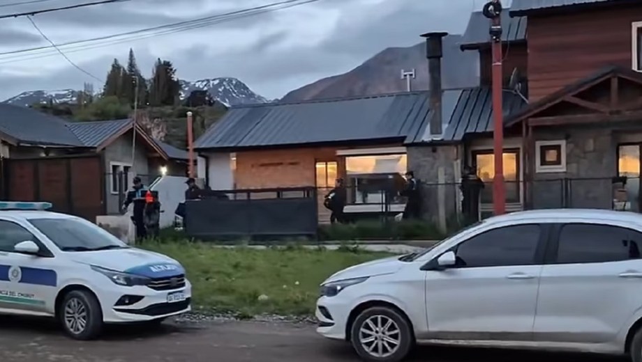 Rescataron a una mujer y sus tres hijos en estado crítico. Foto: NA 