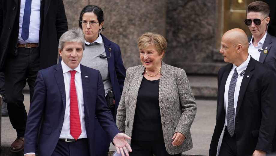 Luis Caputo junto a Kristalina Georgieva. Foto: Clarín Fotografía 