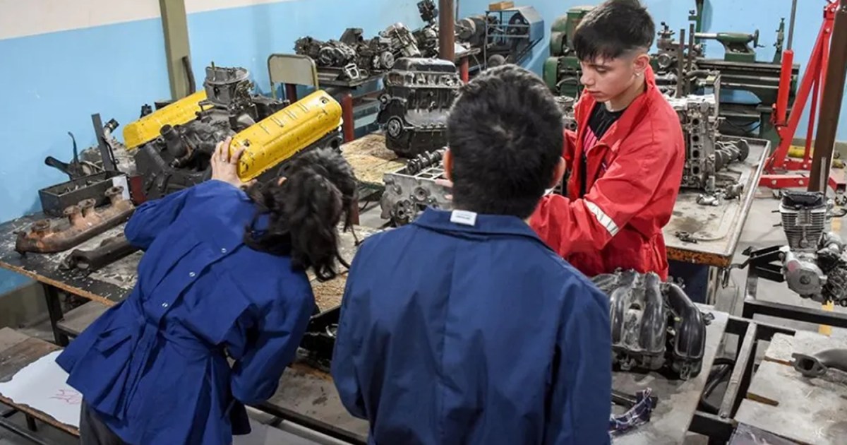 Binacional: Neuquén apoya a 1.700 estudiantes de escuelas técnicas para finalizar sus estudios