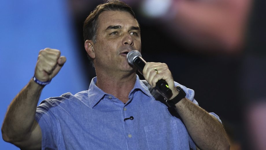 El candidato del Partido Liberal, Flávio Bolsonaro, tras imponerse en la primera vuelta de las elecciones presidenciales en Brasil. Su triunfo desató un rally en los mercados financieros. (Foto: AFP)