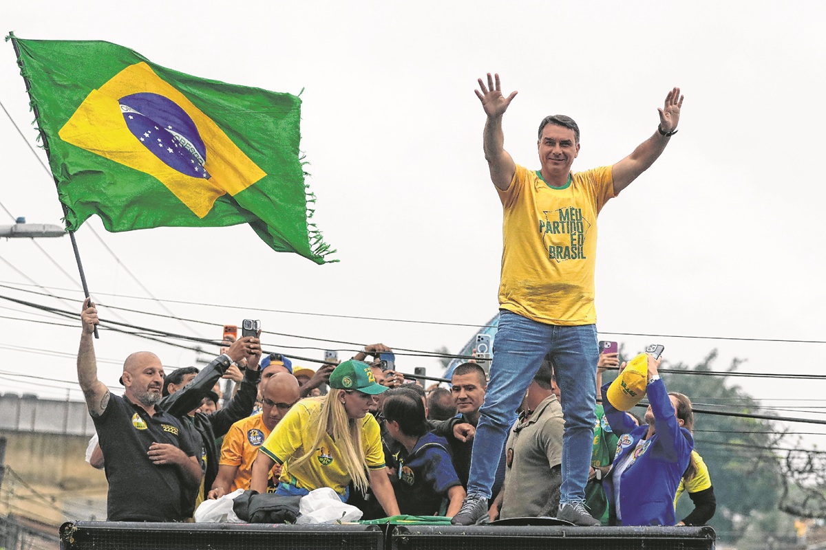 Flávio Bolsonaro arranca campaña con ventaja en balotaje brasileño