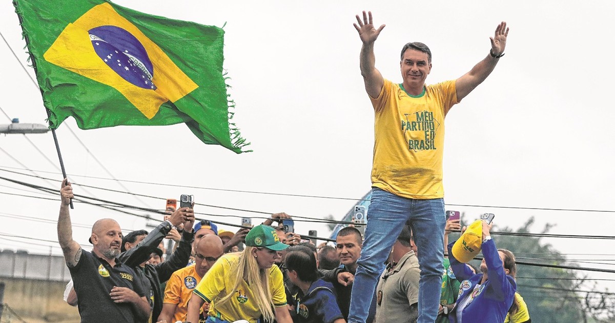 Flávio Bolsonaro arranca campaña con ventaja en balotaje brasileño