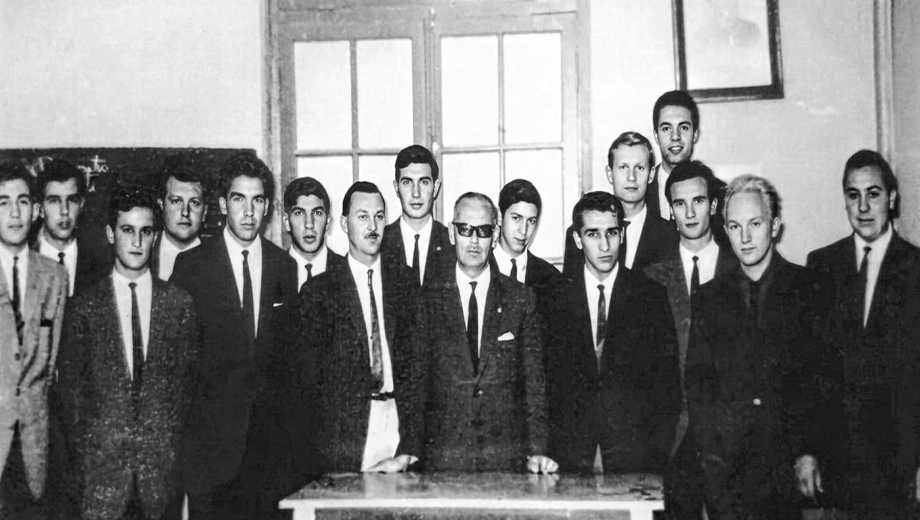 Los egresados de la quinta promoción de la ENET N.º 1, en 1966, junto al director, profesor A. Sánchez Platero, y el regente técnico, profesor Federico González. Gentileza.