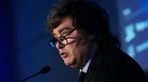 Imagen de Javier Milei cerró su gira por París al borde de las lágrimas: «Argentina era un caos, por eso me eligieron a mí»