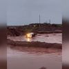 Imagen de Video | Las lluvias complican Vaca Muerta: un arroyo se desbordó, el agua arrastró una camioneta y restringieron el tránsito en la Ruta 5