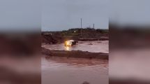 Imagen de Video | Las lluvias complican Vaca Muerta: un arroyo se desbordó, el agua arrastró una camioneta y restringieron el tránsito en la Ruta 5