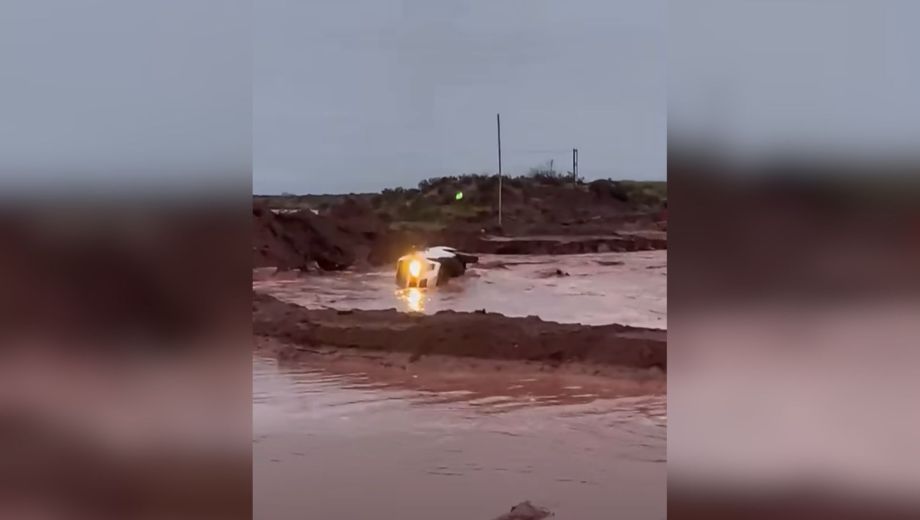 Un arroyo se desbordó, el agua arrastró una camioneta y hay restricciones en la Ruta 5. Foto captura video: Patagonia Post