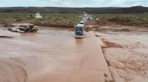 Imagen de Servicio a la Comunidad | Cortan la Ruta 5 por la crecida del arroyo Carranza tras las intensas lluvias en Vaca Muerta