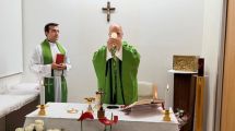 Imagen de El papa León XIV reapareció tras la cirugía: el Vaticano difundió su primera foto y confirmó una «mejora constante»