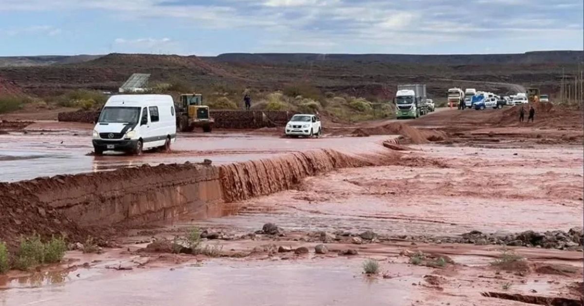 Corte total de la Ruta 5 por desborde del arroyo Carranza en Vaca Muerta