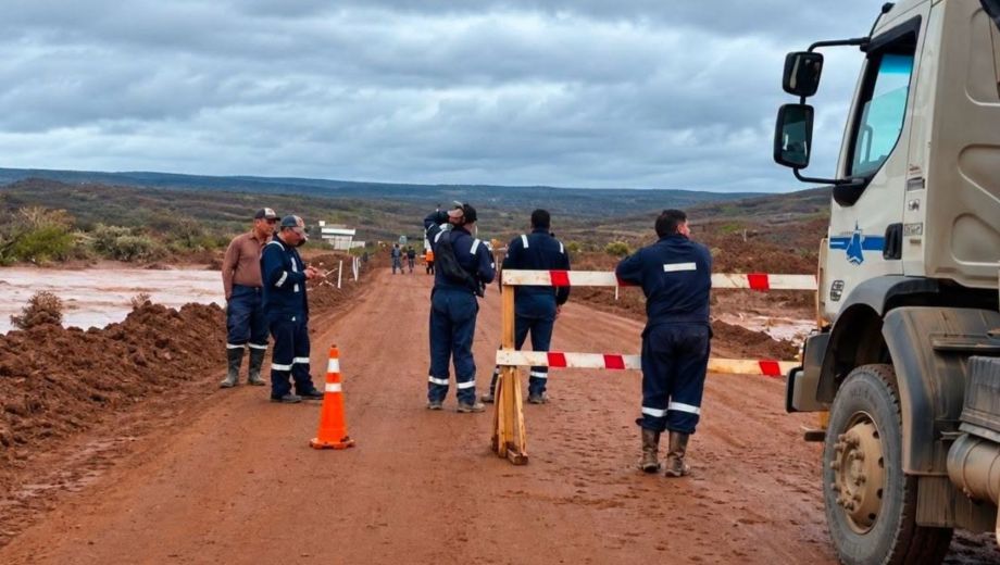 La Ruta 5 mantiene el corte por la crecida del arroyo Carranza. Foto: Radio La 34FM