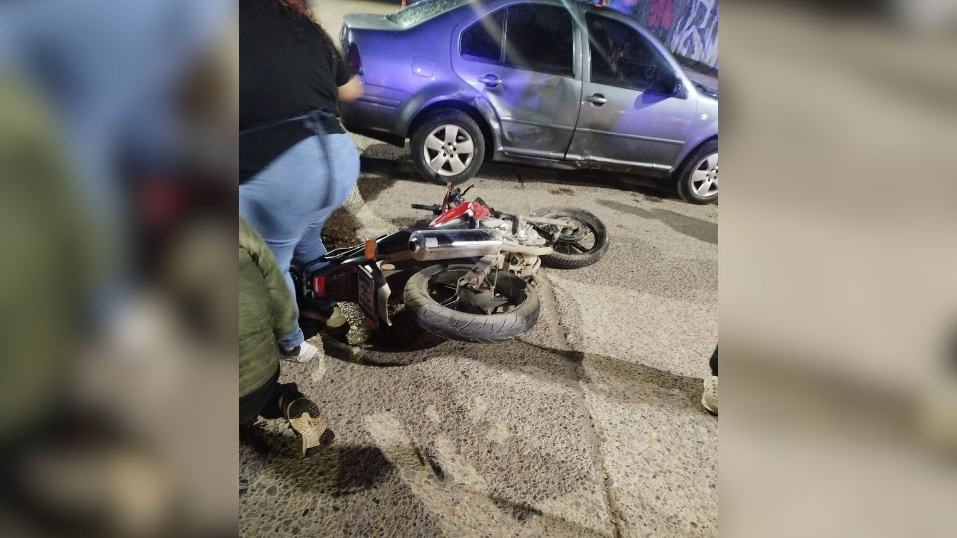 Graves heridas tras fuerte choque entre motos y auto en General Roca