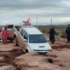 Imagen de Se abrió un enorme socavón en la Ruta 6 de Neuquén tras el temporal de lluvia y una camioneta quedó encajada
