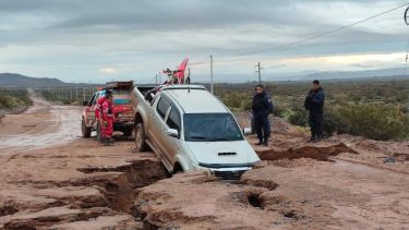 Se abrió un enorme socavón en la Ruta 6 de Neuquén tras el temporal de lluvia y una camioneta quedó encajada
