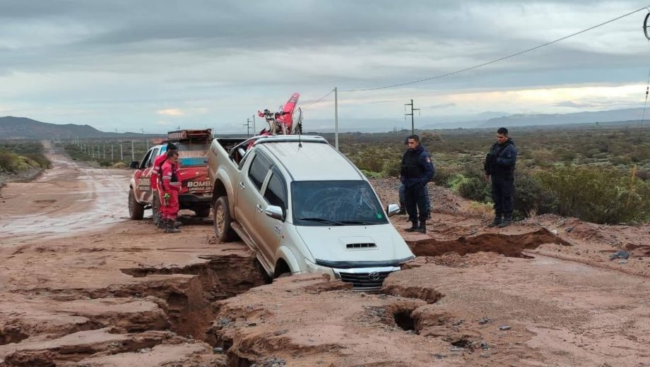 Se abrió un enorme socavón en la Ruta 6 de Neuquén tras el temporal de lluvia