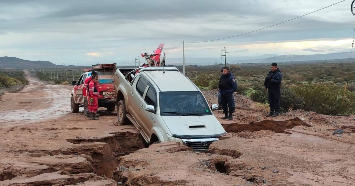 Socavón en la Ruta 6 de Neuquén tras intensas lluvias